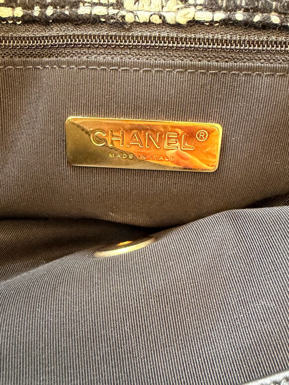 CHANEL 19 Black & White Tweed Bag - Picture 5 of 10